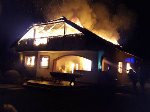 V Okrouhlé na Chebsku hořela rekreační chata. Oheň dům zničil