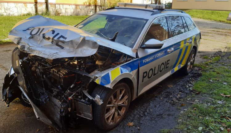 Uprchlý vězeň pod vlivem drog narazil v plné rychlosti do vozu policie, před soudem se zpovídá z pokusu o vraždu