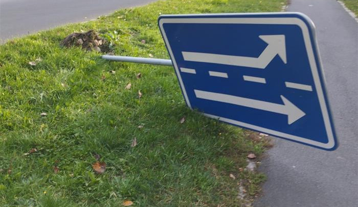 Cheb štvou zničené dopravní značky. Hlaste případy strážníkům, vyzývá město  