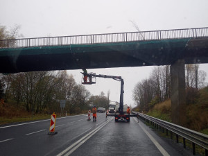 Na chátrající mosty u Stružné nad silnicí I/6 umístí ŘSD ochranné sítě