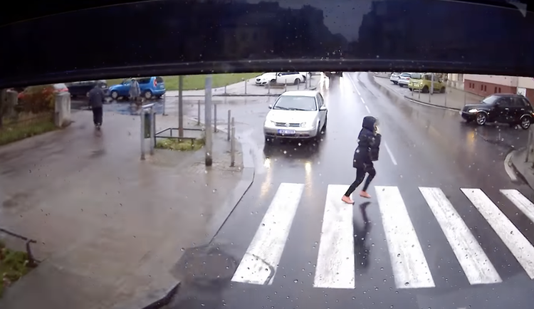 VIDEO: Hasiči vyjížděli k zásahu, do silnice jim vběhla žena