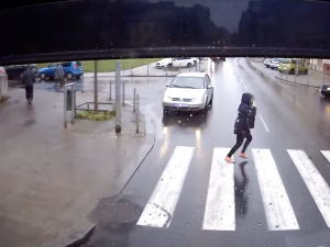VIDEO: Hasiči vyjížděli k zásahu, do silnice jim vběhla žena