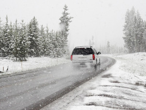 Silnice v Karlovarském kraji jsou po sněžení sjízdné s opatrností, bude mrznout