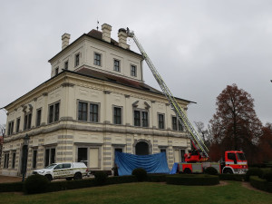 Experti upravovali čapí hnízdo na budově galerie knihovny uprostřed nádherného parku