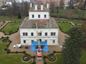 Experti upravovali čapí hnízdo na budově galerie knihovny uprostřed nádherného parku