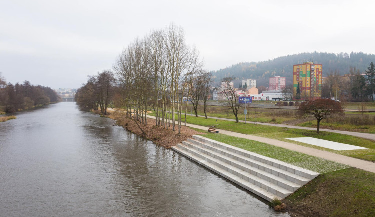 Karlovy Vary dokončily stavbu relaxačního areálu na náplavce Ohře