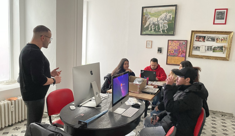 Mladí Romové v Brně psali a četli zprávy. Stali se z nich novináři