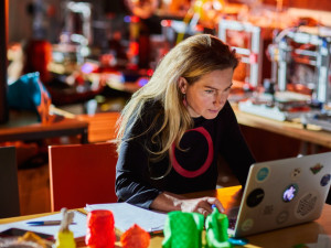 Jitka Hvězdová tvoří z odpadu vánoční ozdoby i šperky. Díky 3D tisku