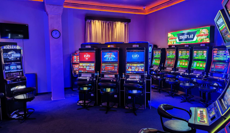 Celníci si došlápli na provozovatele hazardu v Karlovarském kraji, zatím zjistili 17 případů pochybení