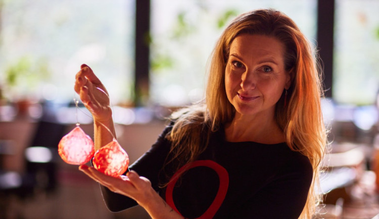 size4-16692769173241-231-jitka-hvezdova-tvori-z-odpadu-vanocni-ozdoby-i-sperky-diky-3d-tisku