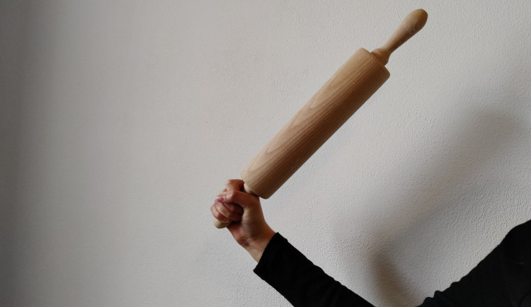 Ostrý sousedský spor vyvolává bušení válečku na nudle do futer. Žena to strážníkům názorně předvedla