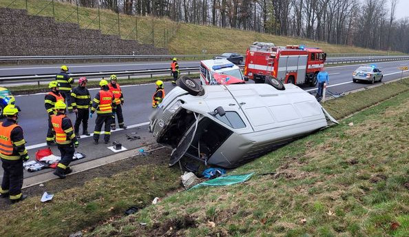 Vážná nehoda dodávek uzavřela dálnici D6. Tři zraněné odvezla sanitka