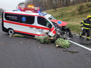 Vážná nehoda dodávky uzavřela dálnici D6. Tři zraněné odvezla sanitka