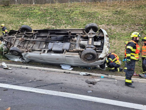 Vážná nehoda dodávky uzavřela dálnici D6. Tři zraněné odvezla sanitka