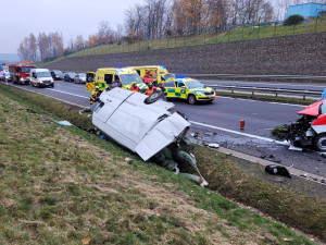 Vážná nehoda dodávky uzavřela dálnici D6. Tři zraněné odvezla sanitka