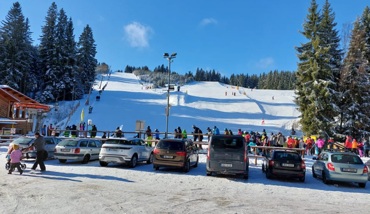 Do Potůček na Karlovarsku přijely stovky lidí, aby lyžovačkou zahájily novou sezonu