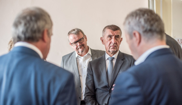 Podle průzkumů vyhraje první kolo prezidentských voleb Babiše těsně před Pavlem