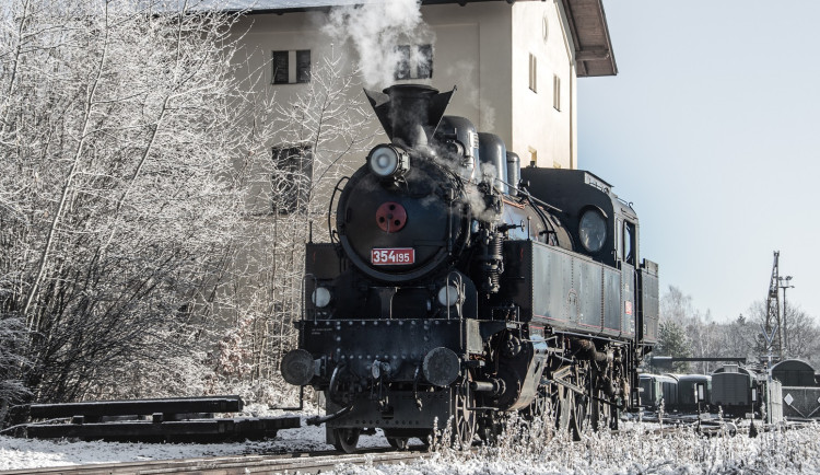 Slavná parní lokomotiva Všudybylka pojede o mikulášském víkendu po Karlovarsku