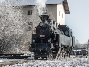 Slavná parní lokomotiva Všudybylka pojede o mikulášském víkendu po Karlovarsku