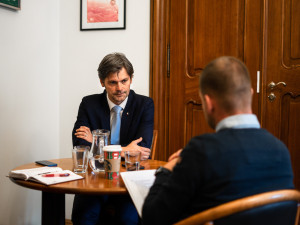 Jsem pro omezení kampaní. Kandidáti by měli být více v ulicích, říká senátor Marek Hilšer