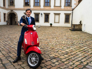 Jsem pro omezení kampaní. Kandidáti by měli být více v ulicích, říká senátor Marek Hilšer