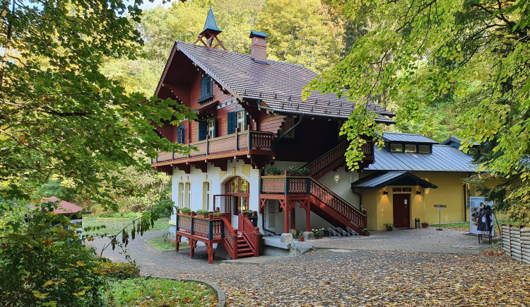 Dělníci v Kyselce dokončili letos opravy další části poškozených památek