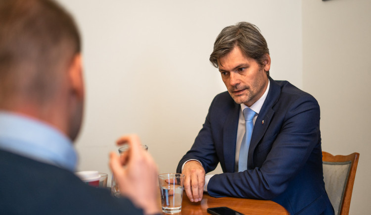 Jsem pro omezení kampaní. Kandidáti by měli být více v ulicích, říká senátor Marek Hilšer.