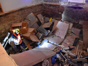 V Bečově se při oslavě propadla podlaha v penzionu. Jedna žena je zraněná