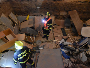 V Bečově se při oslavě propadla podlaha v penzionu. Jedna žena je zraněná