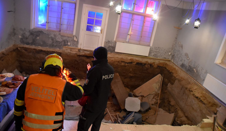V Bečově se při oslavě propadla podlaha v penzionu. Jedna žena je zraněná