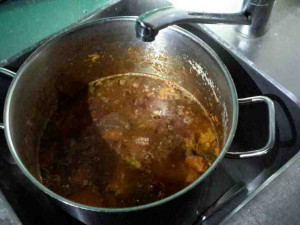 Spálené jídlo na vařiči vyhnalo z hotelu desítky lidí