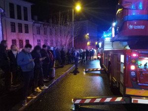 Spálené jídlo na vařiči vyhnalo z hotelu desítky lidí