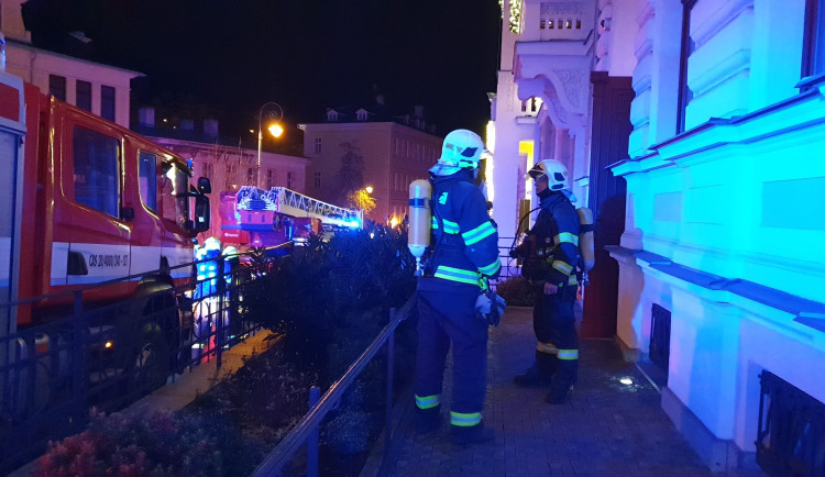 Spálené jídlo na vařiči vyhnalo z hotelu desítky lidí.