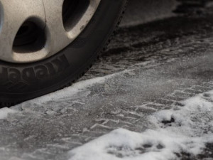 Na západě Čech mrzne, silnice jsou s opatrností sjízdné