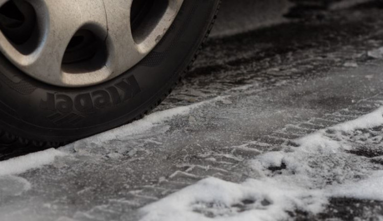 Na západě Čech mrzne, silnice jsou s opatrností sjízdné