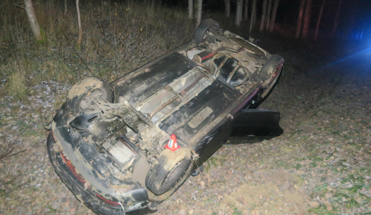 Řidič dostal smyk, přejel do protisměru a skončil v příkopu. Poté nadýchal 1,85 promile