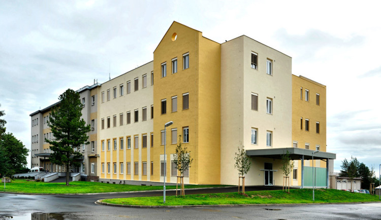 Dostavba nemocnice Cheb je konečně hotová, stavební firma nedodržela termín a čeká ji pokuta