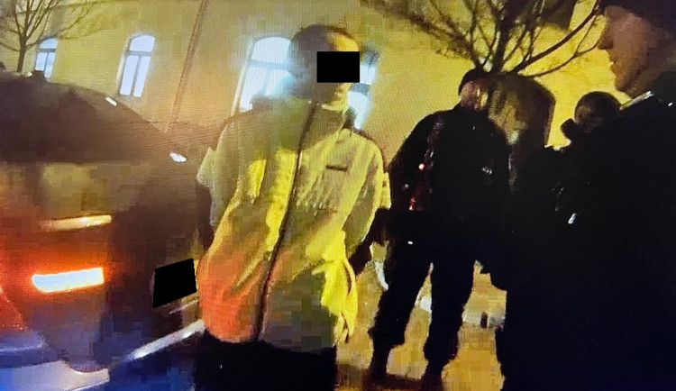 Agresivní řidič se s autem proháněl po pěší zóně a vulgárně urážel kolemjdoucí. Exhibici ukončil v poutech