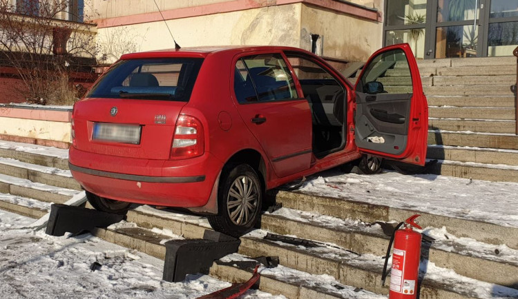 Hasiči zasahovali u auta, které po nehodě přistálo na schodišti domu. Další zásah měli u hořícího karavanu