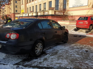 Hasiči zasahovali u auta, které po nehodě přistálo na schodišti domu