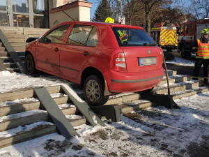 Hasiči zasahovali u auta, které po nehodě přistálo na schodišti domu