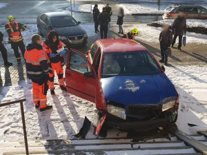 Hasiči zasahovali u auta, které po nehodě přistálo na schodišti domu