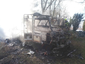 Další zásah měli u hořícího karavanu