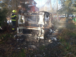 Další zásah měli u hořícího karavanu