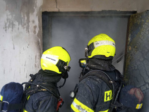 Na Chebsku hořela garáž. Zranili se dva lidé