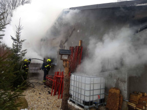 Na Chebsku hořela garáž. Zranili se dva lidé
