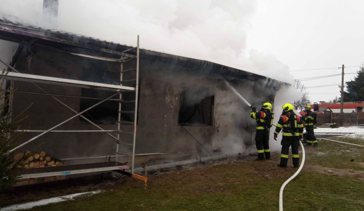 Na Chebsku hořela garáž. Zranili se dva lidé