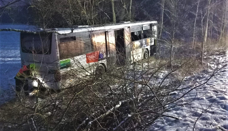 Autobus vyletěl ze silnice daleko do pole, ledovka komplikuje život řidičům i chodcům v Karlovarském kraji