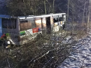 Autobus vyletěl ze silnice daleko do pole, ledovka komplikuje život řidičům i chodcům v Karlovarském kraji
