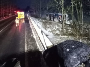 Autobus vyletěl ze silnice daleko do pole, ledovka komplikuje život řidičům i chodcům v Karlovarském kraji